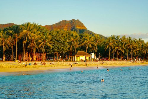 海滩边高楼林立的都是高档酒店,夏威夷州人口只有140万但是每年来这里