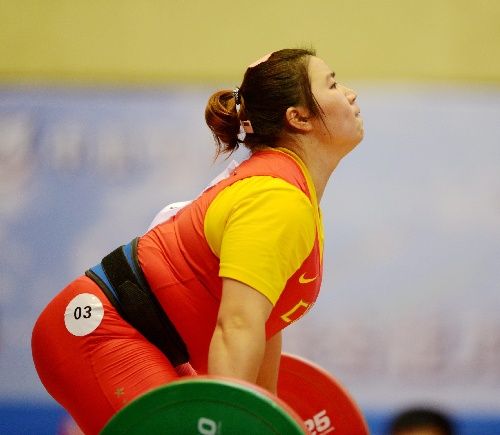 图文:全运女子75公斤级举重 李荣艳抓杠