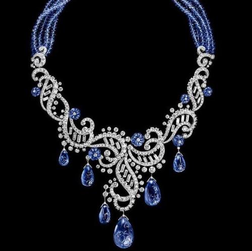 奢华的蓝宝石项链,藤蔓柔美镶嵌钻石,吊胆部分全部为蓝宝石,并且蓝