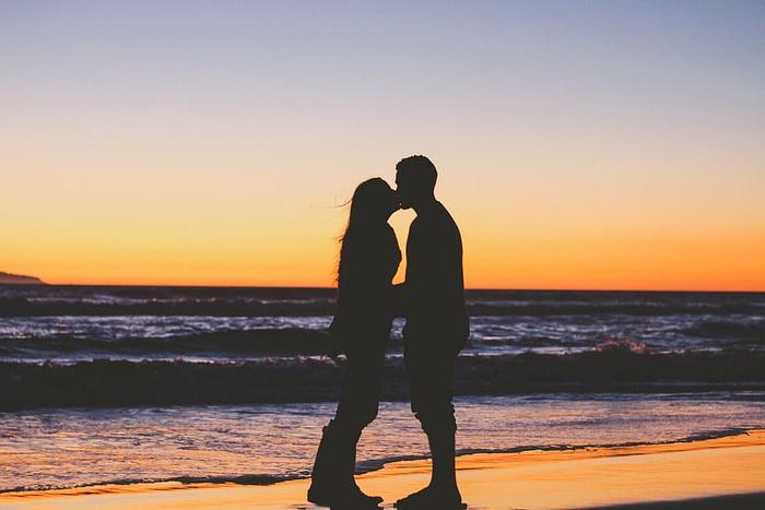 爱情海滩情侣黎明黄昏假日地平线接吻