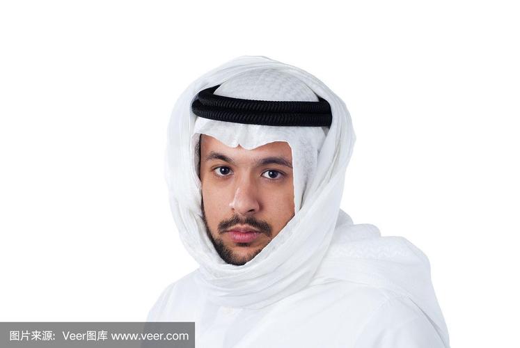 穿着传统服装的沙特阿拉伯男子