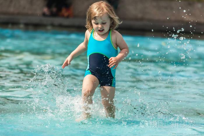 小女孩在公共游泳池