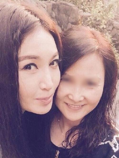 48岁温碧霞与同学聚会合影 被指像母女(组图)
