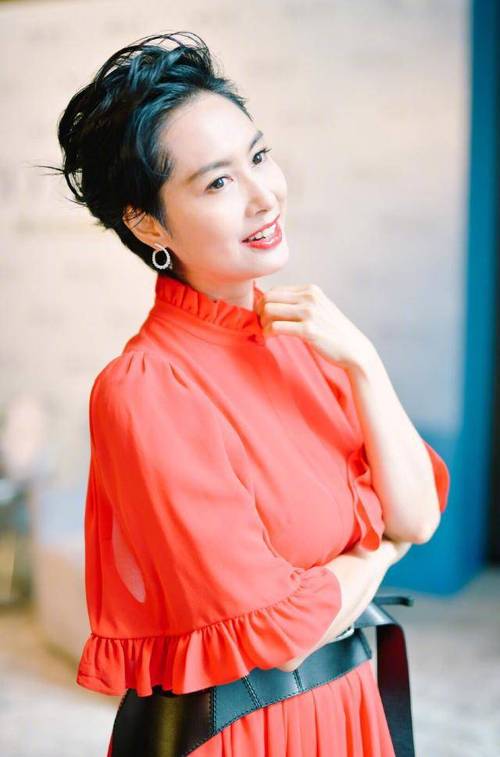 原创47岁的朱茵容颜依旧一袭红色连衣裙配斜刘海短发优雅像贵妇
