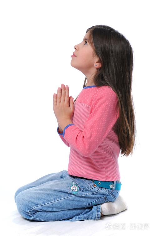 她跪下祈祷的女孩