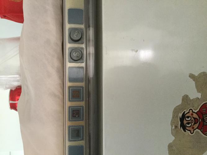 老式新飞冰箱上的三个灯代表什么,怎么看冰箱是否启动?如图