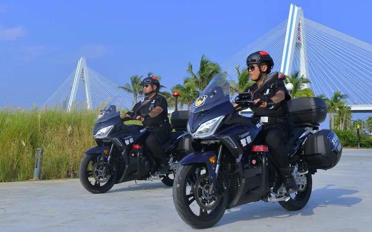 海南海口龙华公安组建摩托车巡逻队加强社会面巡逻防控组图