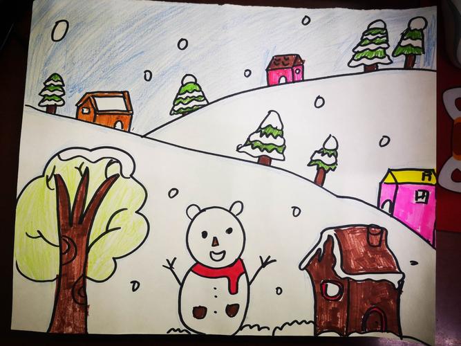"下雪啦,下雪啦,雪地里来了一群小画家……"伴随着孩子们稚嫩的读书声