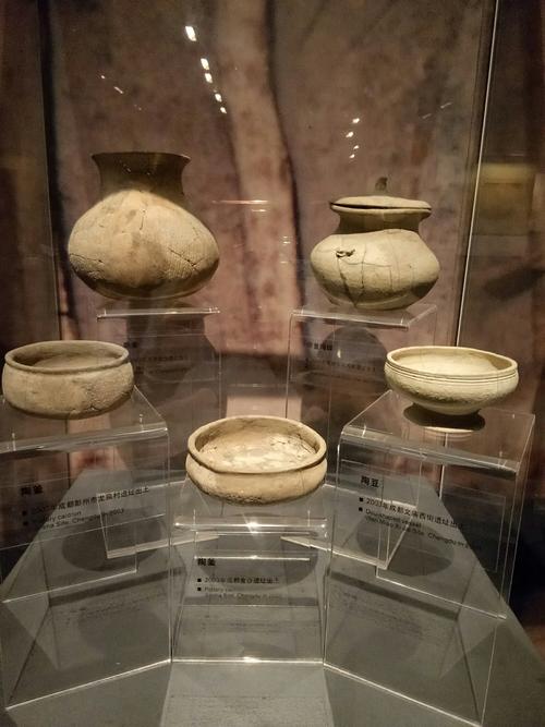 这是出土的一些陶器.