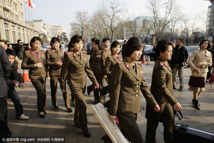 朝鲜牡丹峰乐团赶往排练地 美女云集
