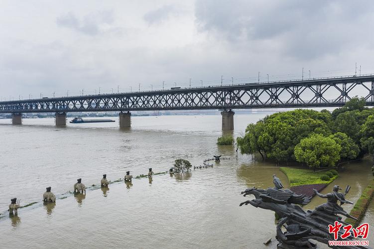武汉:长江中下游洪水洪峰顺利通过汉口江段