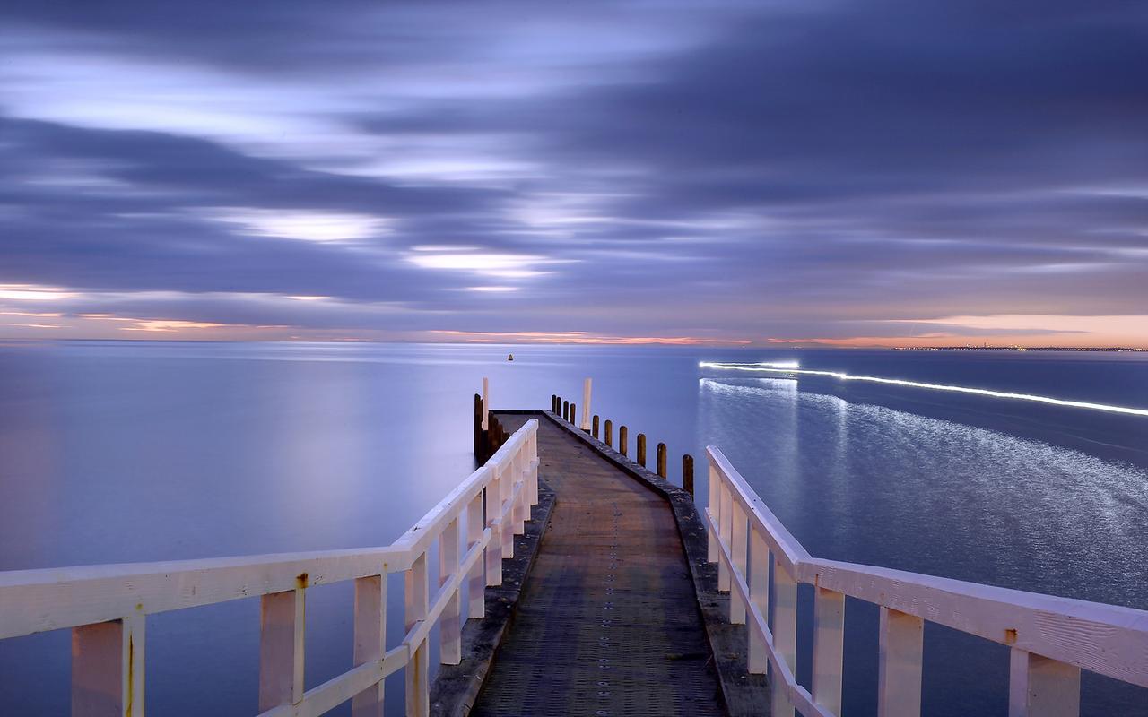 唯美栈桥的蓝色海洋景观照片桌面壁纸