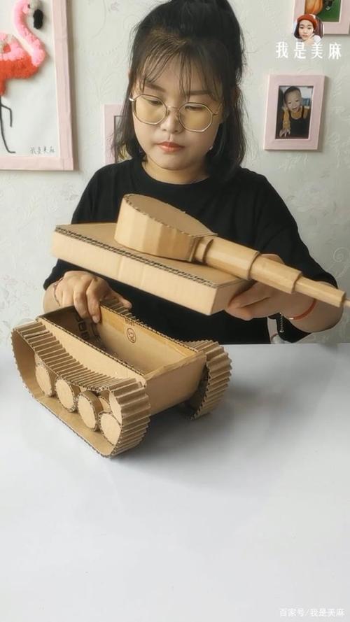 妈妈用纸箱给儿子做了个坦克,比买的玩具车还好玩,又省了一百多