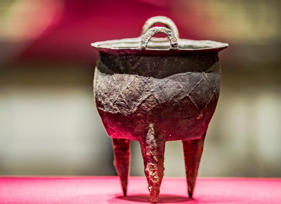 出土陶器是二里头文化四期的代表性文物,有用于蒸煮的罐,鼎,鬲和用于