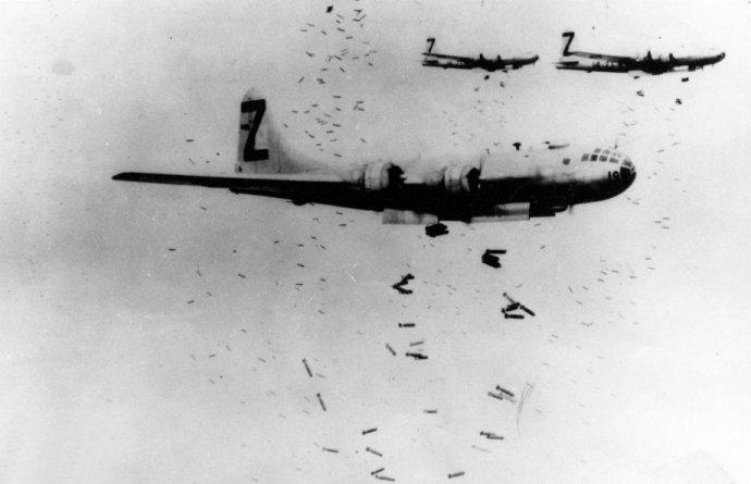 1944年一1945年,美国空军对日本98座城市实行战略轰炸,共出动b一29
