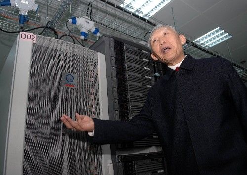 12月27日,陈国良院士在介绍万亿次高性能计算机.