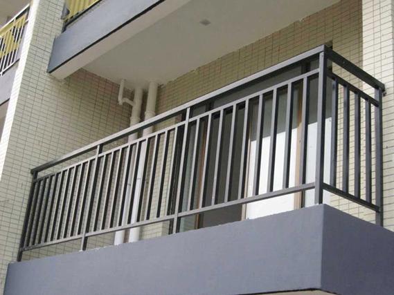 阳台护栏用什么材质好?