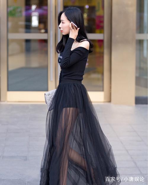 街拍:身材高挑的美女,黑色网纱裙,一双大长腿若隐若现很是诱人