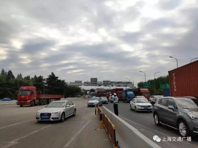 事故导致s20外环高速内圈,从罗山路开始至徐浦大桥长时间大面积拥堵.