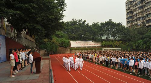(彭云升)9月1日,在重庆市第三十二中学的开学典礼上,就读高三的蒋宗浩