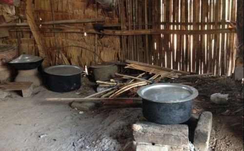 穷困缅甸:居民到餐馆蹭电视 7口住十几平破茅屋