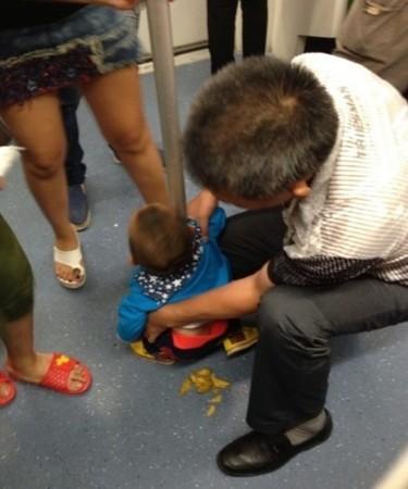 而地铁运营方接受《新民网》访问时说,出门在外,孩子忽然想尿尿,大便