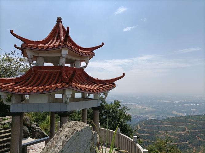 小吃的服务之后往山顶走到凌霄塔山顶的景色能眺望晋江泉州地区下山