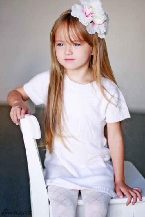 组图:俄罗斯8岁萝莉被评"全球最美小女孩"