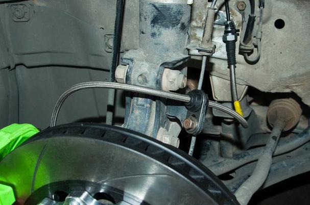 安装刹车油管 注意理顺油管走势避免与车体接触