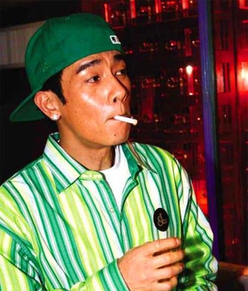 首先是郑伊健在《古惑仔》中饰演的陈浩南,浩南哥抽烟的照片应该不用