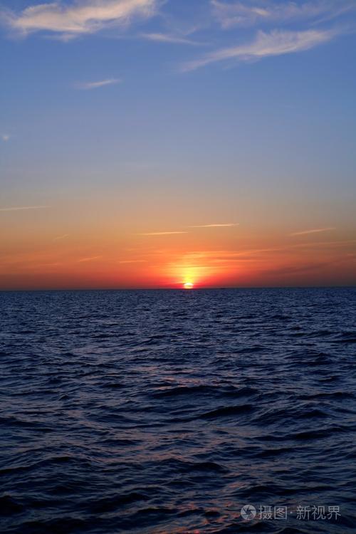 蓝色的大海海洋红天空的美丽日落日出