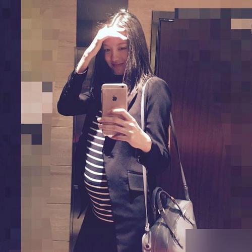 1月21日,张梓琳在微博晒出孕照,并留言称:"谁说我没有自拍照!