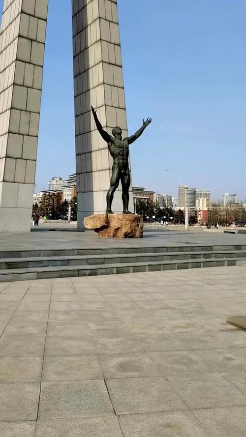 长春文化广场巨人雕像,只可远观不可近瞧,太尴尬了!