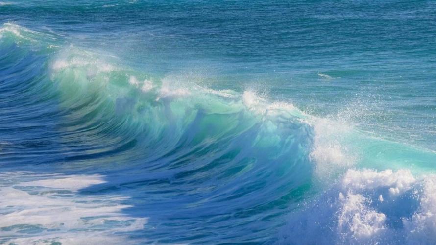 大海海浪发光的绿松石蓝
