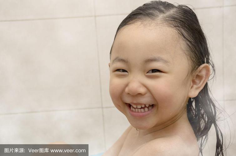 快乐的小女孩在洗澡