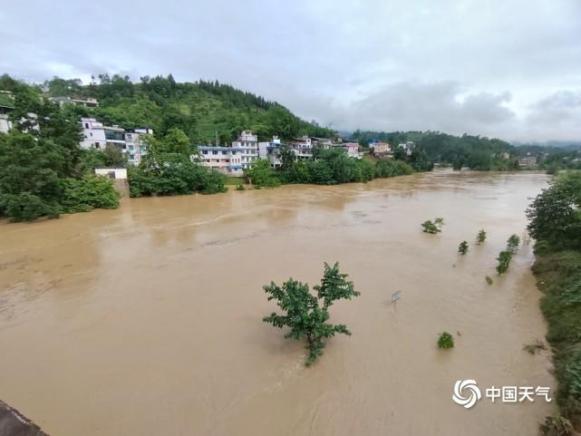 贵州多地遭遇强降雨 河水暴涨农田被淹