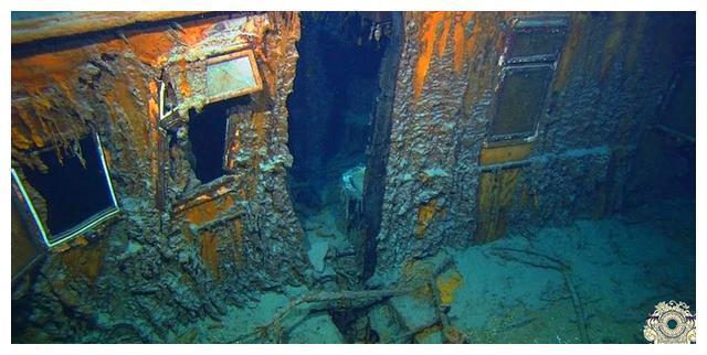 照片中是泰坦尼克号的残骸,由于当时灾难发生时场面非常混乱,据可信度