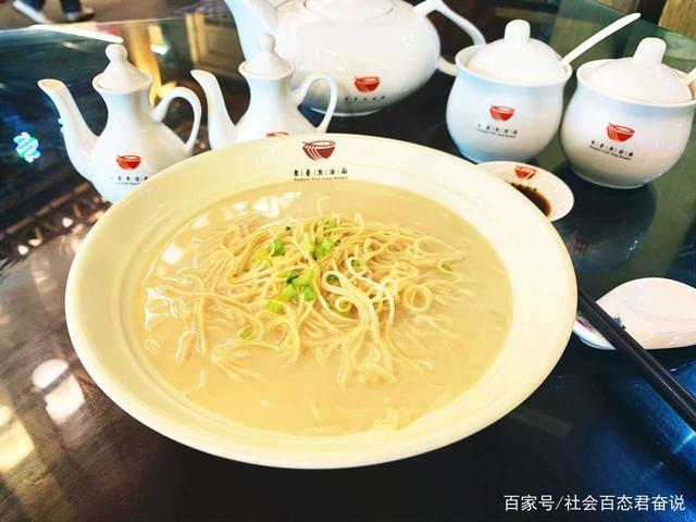 江苏省东台市人民的夏天日常生活,从清晨吃一碗正宗鱼汤面开始