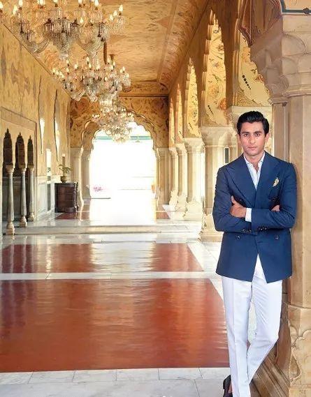 21岁身价59亿的"最帅印度国王"变身房东!他如此做竟是为了.