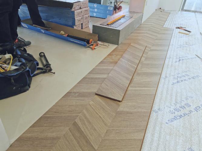 木地板作为地面装饰材料,这样的话就有一个问题:木地板和瓷砖接缝处理