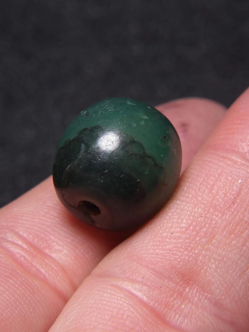老西亚表面老风化纹漂亮的绿玛瑙大扁勒子珠.直径1.5厘米重5 - 抖音