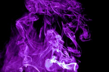 金色的阿拉伯水烟,水烟黑色剪影抽象的粉红色和紫色的烟雾,在黑色的