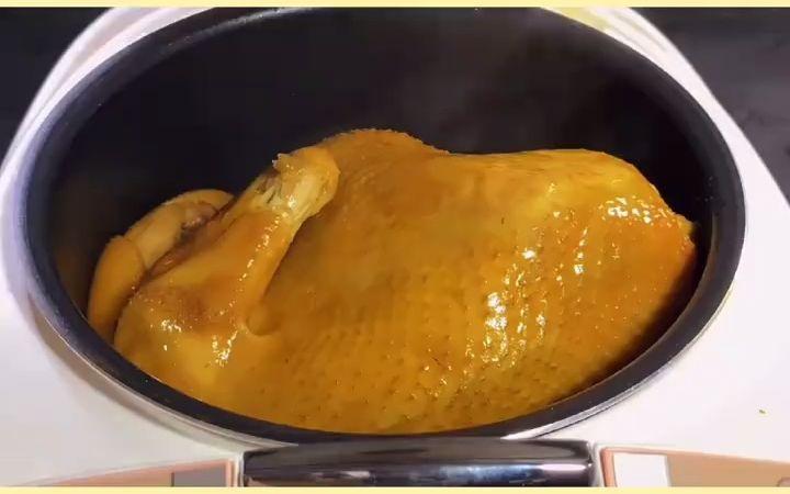 电饭煲就可以做的豉油鸡做法简单,肉质鲜嫩多汁,超好吃.