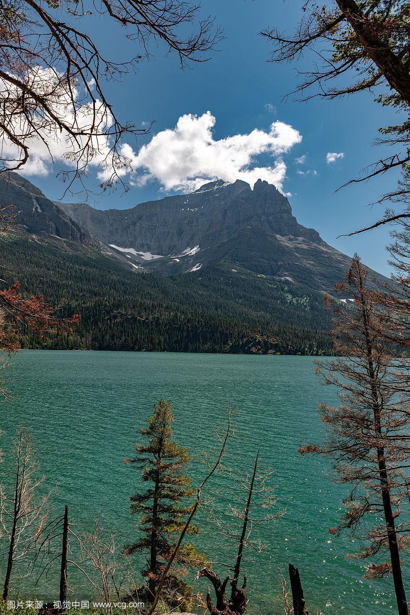 美丽的风景在冰川国家公园的圣玛丽湖