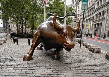 华尔街铜牛雕塑创作者去世