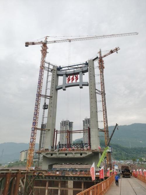 220吨上横梁吊装完成重庆开州大桥上演惊心动魄一幕