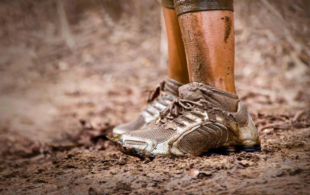 跑步者的脏脚,泥浆赛跑运动员的泥泞脚