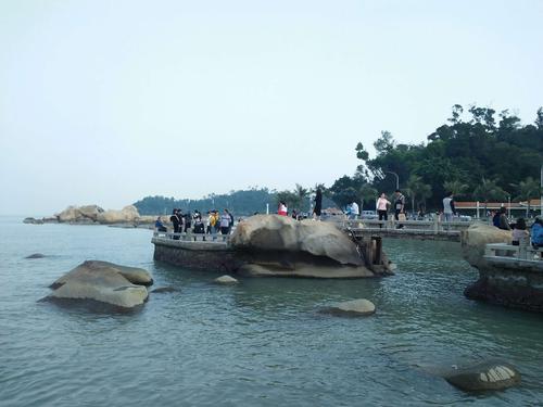 2018年10月珠海一一新财富花园 石雕渔女 海滨公园