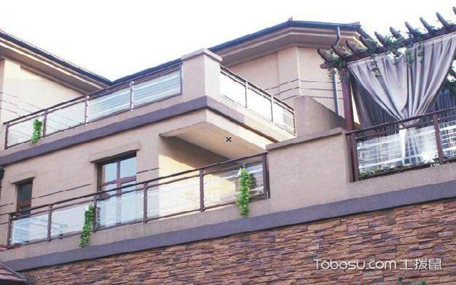 在现代风格的别墅中,玻璃式的阳台栏杆便是不错的选择.