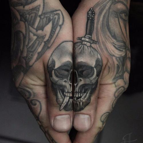 骷髅纹身 男生手指上匕首和骷髅纹身图片